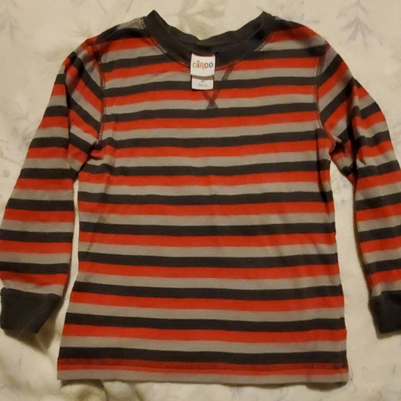 2dress shirts, 1 pair of pants,4 shirts. - Picture 5 of 7